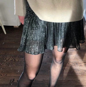 Glittrig kjol zara - Säljer denna ascoola kjol! Jag rensar ur garderoben just nu och den har aldrig kommit till användning. Nypris 349 kr. Är alltså i nyskick med lappen kvar! Osäker just nu vad frakten kostar! Skriv om du är intresserad eller har andra frågor. ⚡️