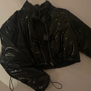 Vinyljacka, nyskick!  - En så cool jacka i vinylmaterial, dessa jackorna var väldigt populära för ett tag sen. Nyskick då den Max är använd 2ggr, är i storlek M men är som en S. Köpt för 699kr och säljer för 350kr.