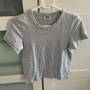 T-shirt weekday - Ljusgrå t-shirt från weekday i strl XS, köparen står för frakten❣️