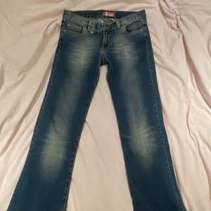 sjuuukt snygga low waist jeans💗💗 Märket kallas för fit star men köpta på second hand men i såå bra kvalite (helt oanvända av mig). Perfekt långa för mig (är ca 167cm). Går ut nertill benen