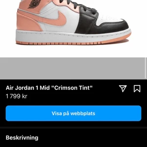 Jordan 1 mids Crimson tint - Hej, jag säljer mina älskade jordans 😩 köpte de i somras men har använt de ca 15 ggr och de kommer inte till användning. Så därför väljer jag att säljer dem, de e köpta för 1699 kr på dripplug men nu kostar de 1799kr på  dripplug och säljer de nu för 900kr + frakt, de är slutsålda och finns knappt att köpa någonstans. Skriv privat för mer bilder❤️❤️❤️