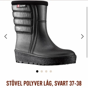 2 par polyver vinterskor - Hej, jag säljer ett par helt nya polyver vinterskor av den låga modellen ( Se bilder ). Helt nyskick, inte ens provade då det blev fel i beställningen. Nypris 1049 :- men jag säljer de för 800 :-. Hör av er vid intresse!☺️