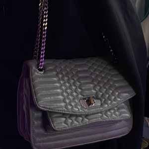 Zadig Voltaire väska - Zadig & Voltaire väska i modellen Skinny Love Mat Scales, grå. Väskan är stor o rymlig. Går att ha crossbody också. 