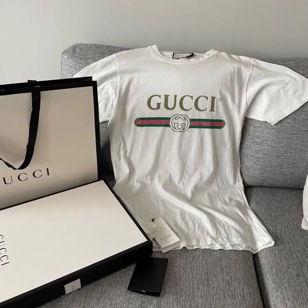 Äkta Gucci oversize t-shirt, strl XS. Kvitto, box osv medföljer. Använd 1 gång. Annonsen finns på flera ställen. Fler bilder går att få.. T-shirts.