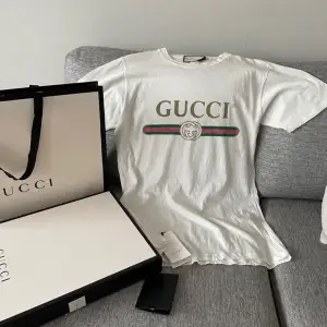 Äkta Gucci oversize t-shirt, strl XS. Kvitto, box osv medföljer. Använd 1 gång. Annonsen finns på flera ställen. Fler bilder går att få.