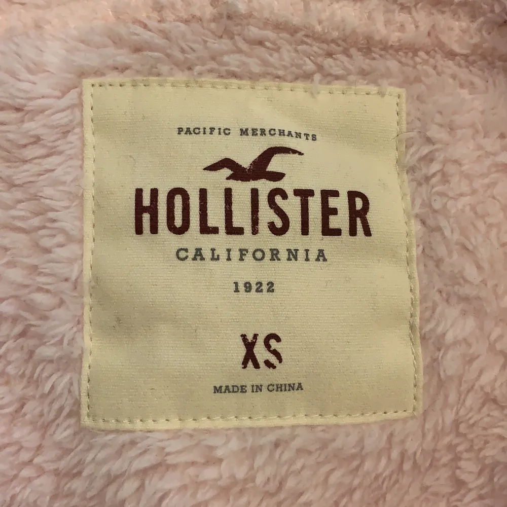 Rosa fluffig Hollister tröja i storlek XS. Nästan aldrig använd. Kroppad i längden. (Original pris 500kr). Köparen står för frakt 😊. Tröjor & Koftor.