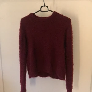 Tröja  - Mysig varm tröja i en fin lila/röd färg. 