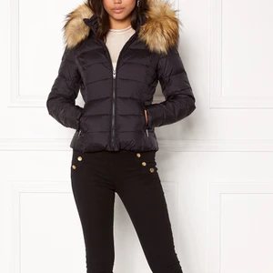 Rock and blue jacka  - Jacka ifrån rock & blue. Modell shiver easy black. Strl 34. Sparsamt använd. Vid intresse har jag flera bilder när jag har den på. 