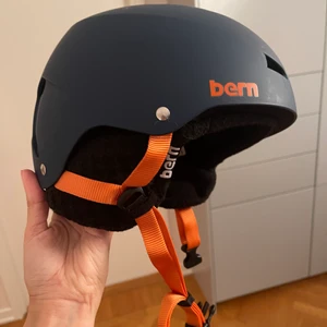 Bern skid och snowboard hjälm  - Säljer min fina skidhjälm ifrån Bern som jag endast använt ett fåtal ggr, då den inte kommer till användning. Mörkblå/grå med orangea detaljer, avtagbart foder på insidan, i perfekt skick. Nypris 700-1000 kr. Köparen står för ev fraktkostnad. 