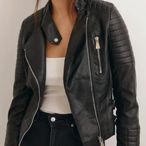 Skinnjacka  - Säljer min skinnjacka från chiquelle, knappt använd, fint skick, storlek 38 (passar xs och s) pris kan diskuteras, skicka dm för fler bilder. 