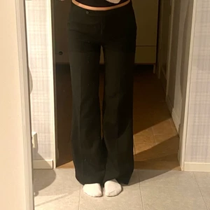 Zara kostymbyxor  - Säljer mina absolut favorit kostymbyxor pga börjar bli allt försmå. Skicket är inte det bästa då det är hål i båda fickorna oxh att ena sömnen på benet har gått upp - men det borde gå att fixa för en liten peng. De sitter så snyggt på och är långa i benen och låga i midjan, jag är 179!  (Andra bilden är bild på ena fickan inuti) 