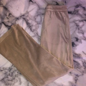 Gina tricot mjukisbyxor - Super fina gina tricot mjukis byxor som är biega. De är i jätte fint skick men snöret är borta. Köpte de för ca 1 år sedan då det har blivit för små💫💞