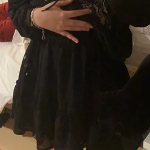 Svart kjol - Säljer min fina svarta kjol som har blivit lite för stor för mig! Frakt inkluderas i priset!