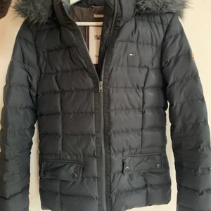 Tommy hilfiger jacka - Använd 2 säsonger, storlek S. Inga revor eller liknande. Missfärgad från smink, se bild. Inlämnad på kemtvätt och inte använd sedan dess. Är 169 cm lång och har S i kläder, passar mig bra. 