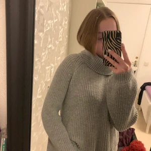 Grå Stickad tröja - Mysig stickad tröja, 2 år gammal, använd men ej sliten. Ser ut som från början och har inga synliga tecken på användning. 