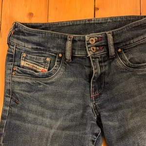Diesel - Sååå snygga jeans från diesel. Lågmidjade och raka/lite bootcut. Säljer då dom tyvärr är för stora på mig. Står att dom är i stl 29, skulle säga att dom är som en s. 200kr plus frakt🌸🌸