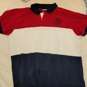 Köp köp🦋 - Storlek:XXL men känns som M/L. Superfin t-shirt till vardagen som passar både män och kvinnor. Skriv om ni undrar något💕