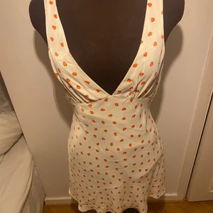 Zara klänning  - Super fin zara kläning med jordgubbar på. Storlek S.