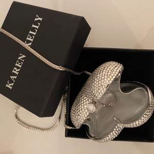En liten silverväska från Karen Kelly. Aldrig använts tidigare. Säljer eftersom den inte används. Betalning sker via swish. 