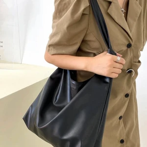 Väska - Ej äkta skinn. Helt ny, använd bara ett fåtal gånger 