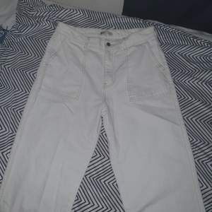 Vita jeans som jag nästan aldrig har användt. Byxorna är i mycket bra skickt och är från gina tricot. Hör av er för fler bilder eller om ni undrar något
