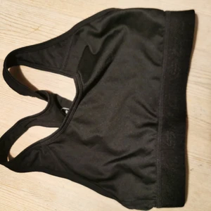 Soc träningstopp  - Jättefin SOC träningstopp, storlek 34. Nypris 149kr, mitt pris 85kr.