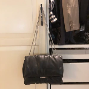 Väska  - Skitball väska från H&M som är slutsåld på hemsidan. Använd en gång så den är så gott som ny!🌟