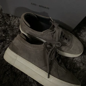 Axel Arigato Platform Sneaker - Säljer nu mina Axel Arigato skor! Använda, men i ett fint skick. Storlek 37. Nypris 1750kr! Köparen står för fraktkostnad!❤️‍🔥❤️‍🔥