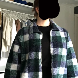 Fleecejacka  - En fin fleecejacka som passar bra till när det blir lite kyligt🥰 köpte den som prov på Lager 157! Är i unisex så passar både tjejer och killar⭐️