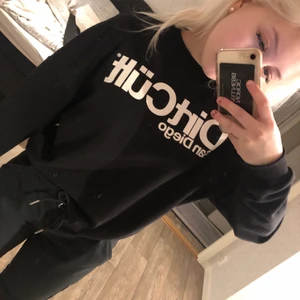 Dirtcült tröja med knytning - Mycket bra skick och skönt material! Knytning i midjan😁Använd ett fåtal gånger