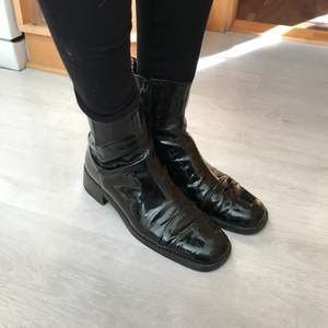 Gucci leather boots size 38,5 fits true to size, on the back is scratch of leather and it needs to be colored again, they have creasing also because its older piece but if someone will restore them and give them life they will be really nice)