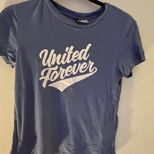 Swagig t-shirt - Jättesöt! Inga fel, använd fåtal ggr. Stretchigt material så kan passa en liten M oxå. Skriv pm för frågor eller fler bilder❤️