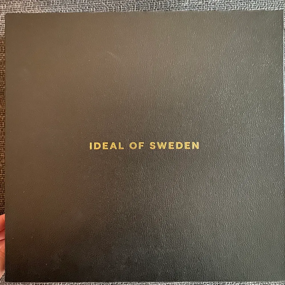 Ideal of Sweden multi pouch never used still in the box originally bought for 1200 kr . Väskor.