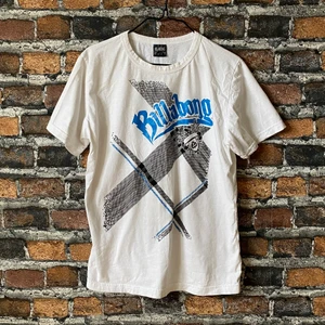 Y2k Billabong T-shirt - Jättesnygg vintage Billabong t-shirt ✨ Inga flaws, i superfint skick. True to size. Säljes då den tyvärr är en aning för liten för mig. För mått eller andra frågor var god kontakta mig! 🙌