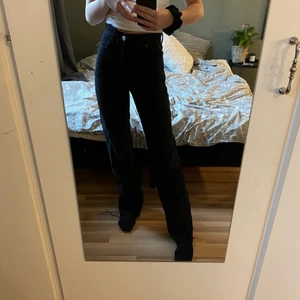 Svarta vida jeans, zara - Svarta vida jeans från zara i storlek 32, knappt använda💕