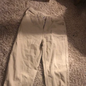 Beiga jeans - Jätte fina beiga jeans, färgen syns inte riktigt på bild tyvärr men dom sitter JÄTTE fint på🤩 Ändast testade då dom inte passade! Passar S med