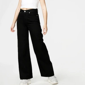 Snygga svarta jeans - Så snygga svarta jeans! Medel hög midja och vida! Storlek Xs! Pris kan diskuteras!💕