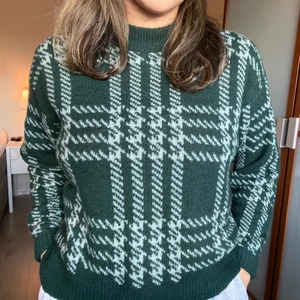 Grön stickad tröja - Jättefin stickad tröja som är perfekt nu till senhösten!! Den är grön med ljusblått mönster. Använd endast 2 ggr. Märket är JDY men köptes på ASOS. Strl M. 🍁🍂
