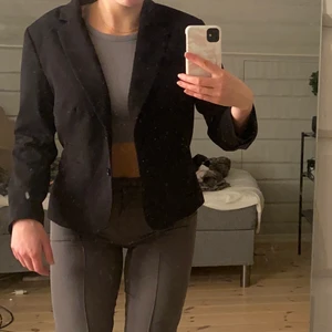 Kortare figursydd kavaj  - Svart kavaj som är kortare och figursydd🖤 är en 40 men sitter som 36-38🖤