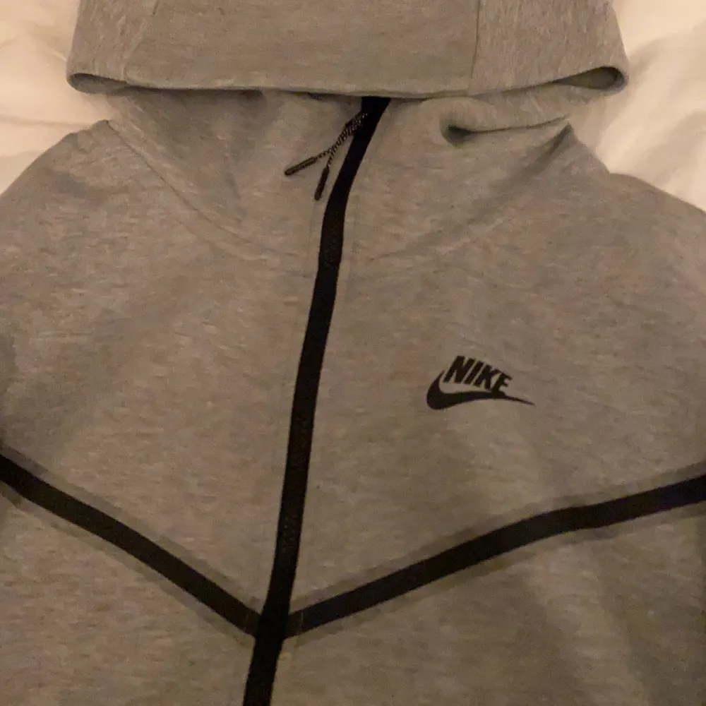 En grå Nike kofta helt ny och är i ny skick använder ej pga att den är för stor och hann ej lämna tillbaka!. Tröjor & Koftor.