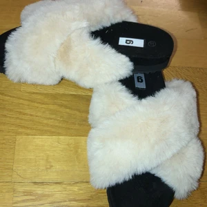 Tofflor - sköna tofflor från ginatricot nypris 399kr knappt använda💖