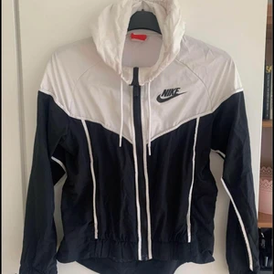 Nike jacka  - Tunn Nike jacka. Storlek xs men passar en S också. Finns i skutskär. Kan fraktas för 49kr