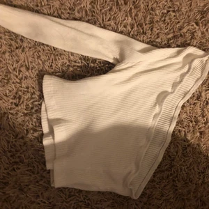 Fin tajt tröja från shein - Tröjan sitter tajt och fint, man kan själv välja vilken Axel man vill ha tröjan på, passar även s. Kan gå ner i pris