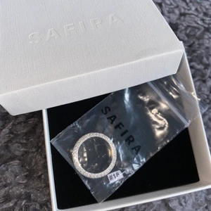 SAFIRA RING  - Otroligt fin ring från SAFIRA, strlk 18. Råkade beställa två så jag säljer den andra. Ringen är väldigt lik Alice stenlövs nya kollektion som nästan är helt slutsåld. Ringarna är väldigt populära och efterfrågade!!!! Fungerar både till vardags men också till fest. 