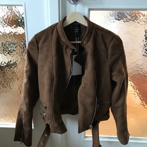 Suede Bikerjacka - Oanvänd brun bikerjacka i suede/mockaliknande material. Har legat i låda sen inköp då den inte passar mig. Betalning via swish ⭐️
