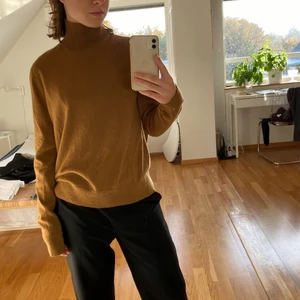 Brun polo - Brun polotröja från & other stories!! Superfin men har inte används på länge. 