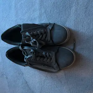 Snygga och trendiga skor från märket vox😜 i färgen ljus grå, frakten diskuteras