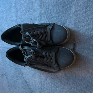 Vox  - Snygga och trendiga skor från märket vox😜 i färgen ljus grå, frakten diskuteras