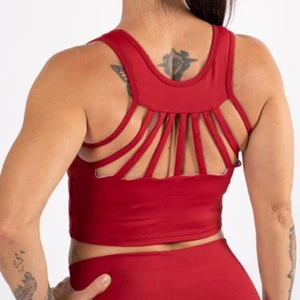 Sportbh sport top träningsbh gymbh xs gym träning tuff - Ny snygg top med snygga detaljer bak. Xs passar även s. Inbygg bh. CLASSIC sport bh med snygga detaljer på ryggen.  Denna träningstopp har samma snygga detaljer med korsade remmar baktill som Classic DEAM tightsen. Classic Sport BH är en kombination av Sport bh och topp, har en inbyggd bh och avtagbara skumkuddar för en bättre passform. Remmarna i ryggen gör att ryggen ser riktigt snygg ut och ger ett bra stöd under träning.   