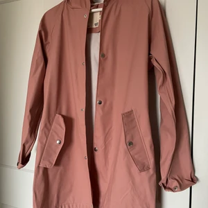 Regnjacka - Oanvänd regnjacka från Lager 157. 150 kronor frakt ingår. Strl S.